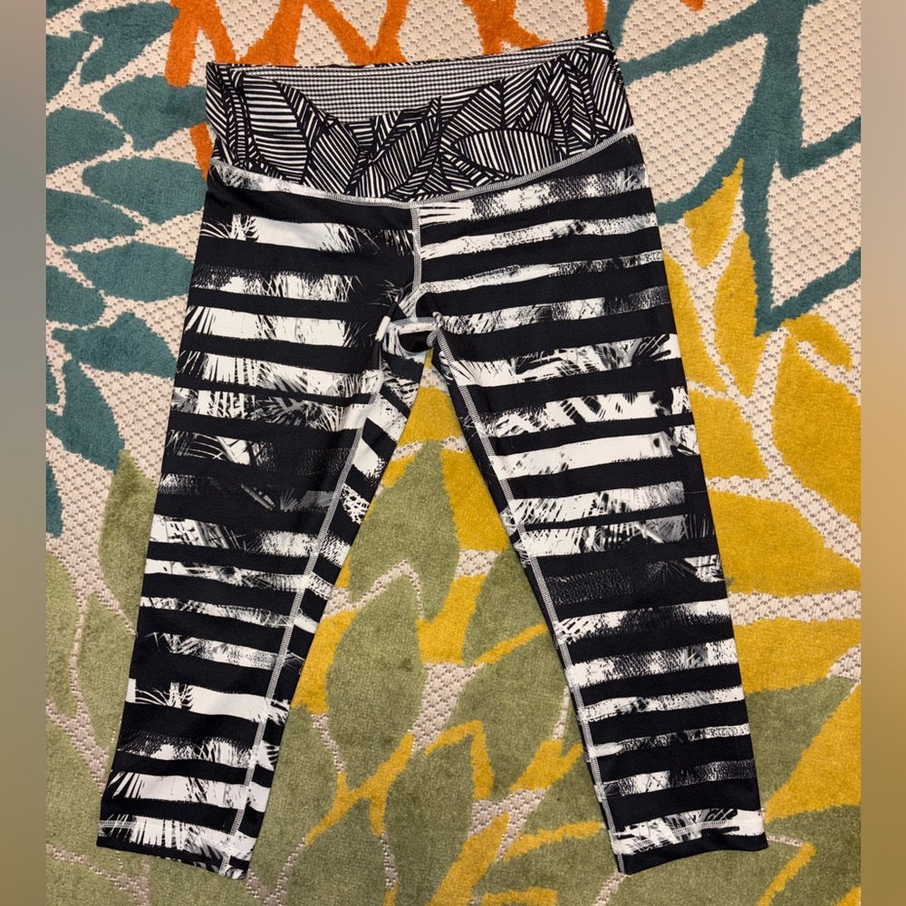 Lululemon Wunder Under Crop Leggings Black White Palm Stripe Print Size 10